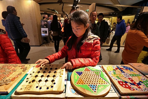 A girl tries her fingers at a chess-like board game designed to develop children's intelligence, at an Eslite bookstore in Suzhou, Jiangsu province. (Photo/China Daily) A girl tries her fingers at a chess-like board game designed to develop children's intelligence, at an Eslite bookstore in Suzhou, Jiangsu province. (Photo/China Daily)