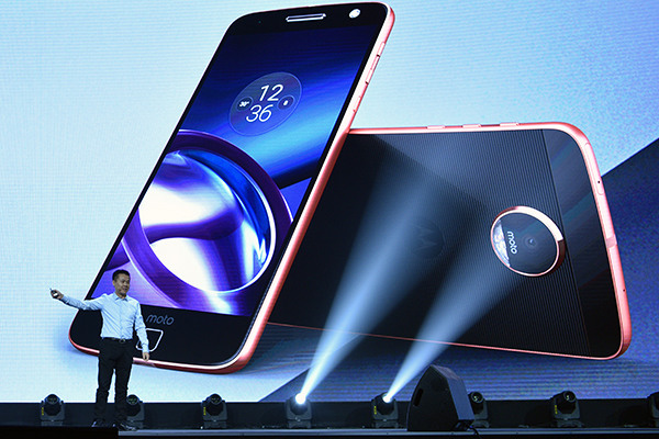 Chen Xudong, senior vice-president in charge of Lenovo's mobile business group, introduces the company's Moto Z series mobile phones in Beijing, on Sept 6, 2016. (Photo provided to China Daily) Chen Xudong, senior vice-president in charge of Lenovo's mobile business group, introduces the company's Moto Z series mobile phones in Beijing, on Sept 6, 2016. (Photo provided to China Daily)