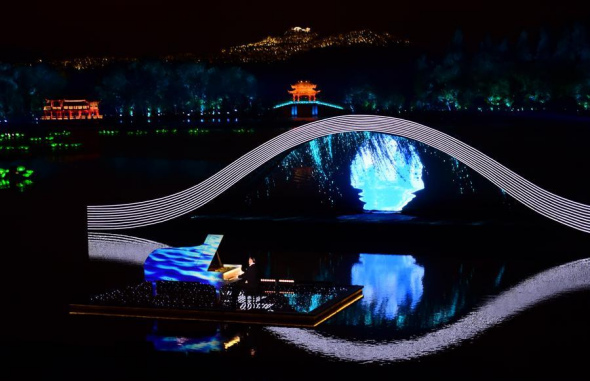 A pianist performs at the evening gala for the G20 Leaders Summit in Hangzhou, September 4, 2016.(Photo/Xinhua) A pianist performs at the evening gala for the G20 Leaders Summit in Hangzhou, September 4, 2016.(Photo/Xinhua)