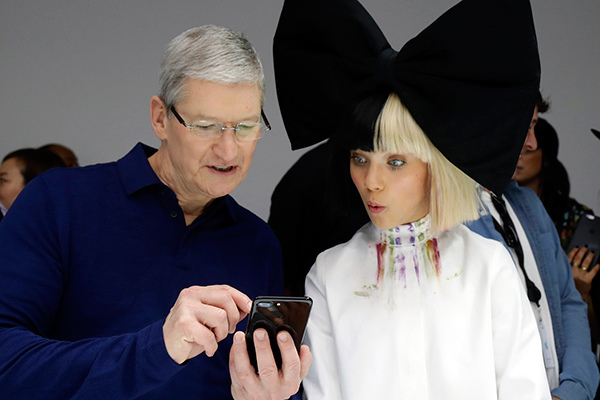Apple CEO Tim Cook shows an iPhone 7 to performer Maddie Ziegler during an event to announce new products on Wednesday in San Francisco. (Photo provided to China Daily) Apple CEO Tim Cook shows an iPhone 7 to performer Maddie Ziegler during an event to announce new products on Wednesday in San Francisco. (Photo provided to China Daily)