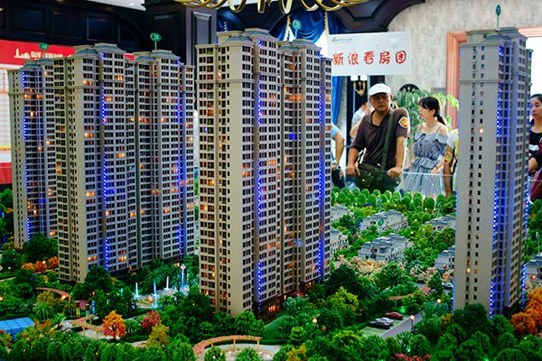 Potential homebuyers examine a property project model in Yichang, Hubei province, Aug 23, 2016. (Photo/China Daily) Potential homebuyers examine a property project model in Yichang, Hubei province, Aug 23, 2016. (Photo/China Daily)