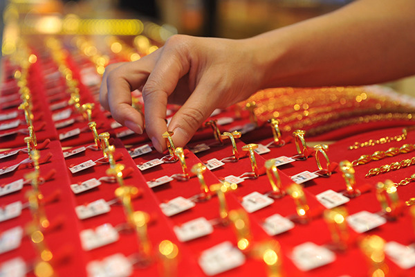 A clerk sorts gold jewelry at a shop in Linan, Zhejiang province, June, 25. (Photo/China Daily) A clerk sorts gold jewelry at a shop in Linan, Zhejiang province, June, 25. (Photo/China Daily)