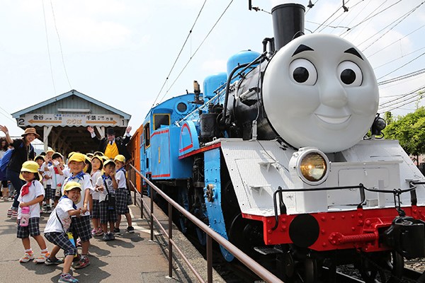 Schoolchildren stand on the platform next to a life-sized Thomas the Tank Engine at Shinkanaya station in Shimada in Shizuoka prefecture, west of Tokyo. (Photo provided to China Daily) Schoolchildren stand on the platform next to a life-sized Thomas the Tank Engine at Shinkanaya station in Shimada in Shizuoka prefecture, west of Tokyo. (Photo provided to China Daily)