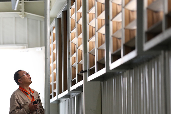 An engineer examines equipments at Alibaba's data center in Zhangbei county, Hebei province, Sept 11, 2016. (Photo/China Daily) An engineer examines equipments at Alibaba's data center in Zhangbei county, Hebei province, Sept 11, 2016. (Photo/China Daily)
