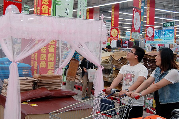 A couple select mosquito net at a supermarket in Suzhou, Jiangsu province. Chinese families have a tradition of using mosquito nets during the summer. (Photo/China Daily) A couple select mosquito net at a supermarket in Suzhou, Jiangsu province. Chinese families have a tradition of using mosquito nets during the summer. (Photo/China Daily)