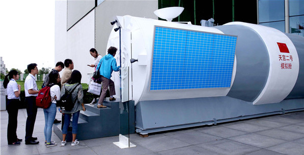 People line up to examine a replica of the Tiangong-2 space laboratory at the China Science and Technology Museum in Beijing on Sunday.(CHEN XIAOGEN/CHINA DAILY) People line up to examine a replica of the Tiangong-2 space laboratory at the China Science and Technology Museum in Beijing on Sunday.(CHEN XIAOGEN/CHINA DAILY)