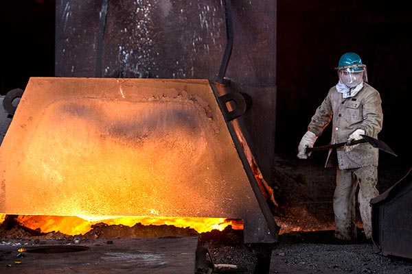A worker takes quality samples of molten iron from a furnace at Wuhan Iron & Steel Group Corp in Wuhan, Hubei province.(Provided to China Daily) A worker takes quality samples of molten iron from a furnace at Wuhan Iron & Steel Group Corp in Wuhan, Hubei province.(Provided to China Daily)