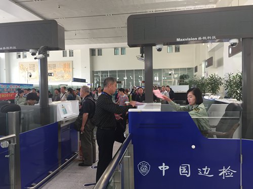 Tourists queue up before Chinese border control at Dandong Railway Station before embarking on a trip to North Korea. (Photo: GT/Chu Daye) Tourists queue up before Chinese border control at Dandong Railway Station before embarking on a trip to North Korea. (Photo: GT/Chu Daye)