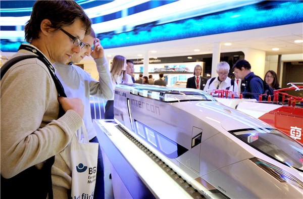 Visitors examine a CRRC transcontinental train model at the Inno Trans 2016, the largest rail industry event in the world, which opened in Berlin on Tuesday.(CHINA DAILY) Visitors examine a CRRC transcontinental train model at the Inno Trans 2016, the largest rail industry event in the world, which opened in Berlin on Tuesday.(CHINA DAILY)