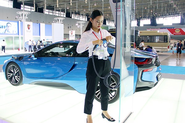 An exhibitor prepares a charger for a new energy car at an energy conservation and new energy auto show in Nanjing, Jiangsu province, on Sept 7. (Photo/China Daily) An exhibitor prepares a charger for a new energy car at an energy conservation and new energy auto show in Nanjing, Jiangsu province, on Sept 7. (Photo/China Daily)