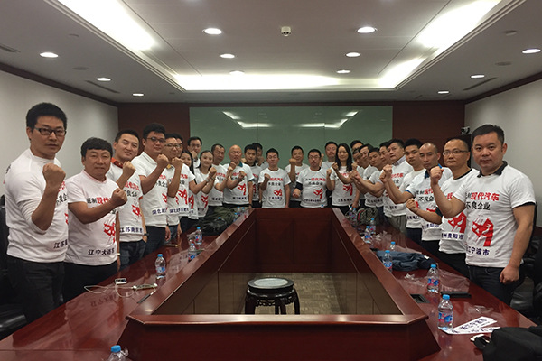 Hyundai dealership owners protest in Hyundai Motor Group (China) Ltd's office building in Beijing. They asked for compensation for Hyundai's alleged premeditated plan to shut down their network for imported cars. (Photo/China Daily) Hyundai dealership owners protest in Hyundai Motor Group (China) Ltd's office building in Beijing. They asked for compensation for Hyundai's alleged premeditated plan to shut down their network for imported cars. (Photo/China Daily)