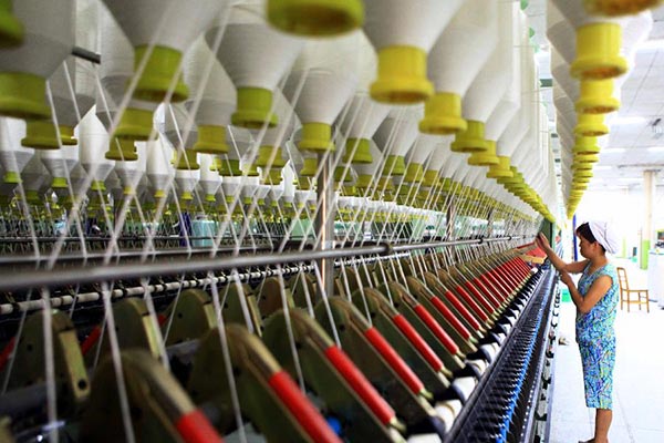 A worker operates a cotton spinning machine at a textile mill in Jiujiang, East China's Jiangxi province.(Photo/Xinhua) A worker operates a cotton spinning machine at a textile mill in Jiujiang, East China's Jiangxi province.(Photo/Xinhua)