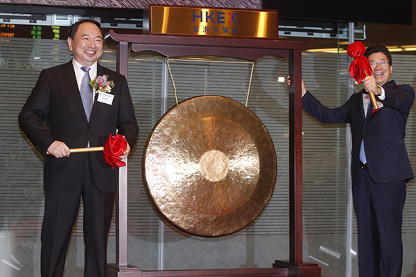Postal Savings Bank of China Chairman Li Guohua (left) and Executive Director and President Lyu Jiajin pose with a gong during the listing of the bank at the Hong Kong Stock Exchange on Wednesday. (Photo/China Daily) Postal Savings Bank of China Chairman Li Guohua (left) and Executive Director and President Lyu Jiajin pose with a gong during the listing of the bank at the Hong Kong Stock Exchange on Wednesday. (Photo/China Daily)