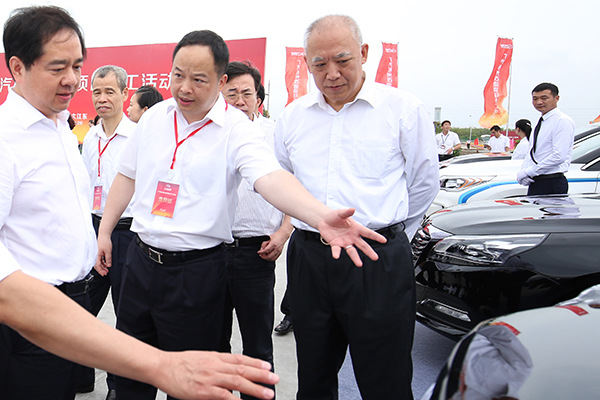 Yu Jun (center), general manager of GAC Motor Co, introduces car models to guests in Hangzhou, Zhejiang province, on Wednesday. (Photo provided to China Daily) Yu Jun (center), general manager of GAC Motor Co, introduces car models to guests in Hangzhou, Zhejiang province, on Wednesday. (Photo provided to China Daily)