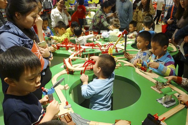 The newly opened Hamleys in Nanjing, Jiangsu province, gives children a hands-on experience. (Photo by Wang Luxian/For China Daily) The newly opened Hamleys in Nanjing, Jiangsu province, gives children a hands-on experience. (Photo by Wang Luxian/For China Daily)
