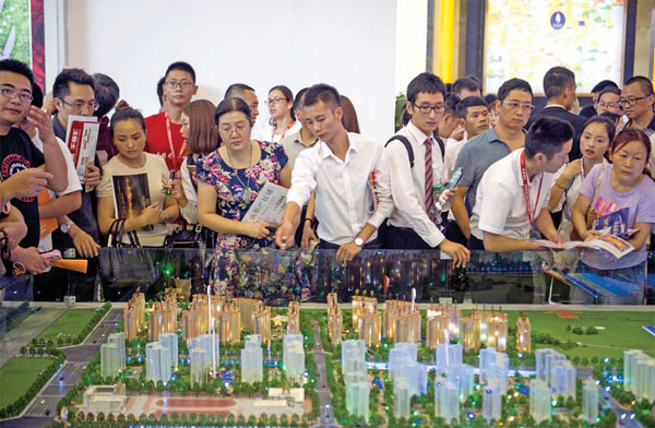 Prospective buyers attend a real estate trade fair in Chengdu, capital of Sichuan province, on Oct 3. People will only be allowed to purchase one property in certain areas of the city, while those buying a second property will need to make a down payment of no less than 40 percent of the purchase price, the local government says. (Photo/China Daily) Prospective buyers attend a real estate trade fair in Chengdu, capital of Sichuan province, on Oct 3. People will only be allowed to purchase one property in certain areas of the city, while those buying a second property will need to make a down payment of no less than 40 percent of the purchase price, the local government says. (Photo/China Daily)