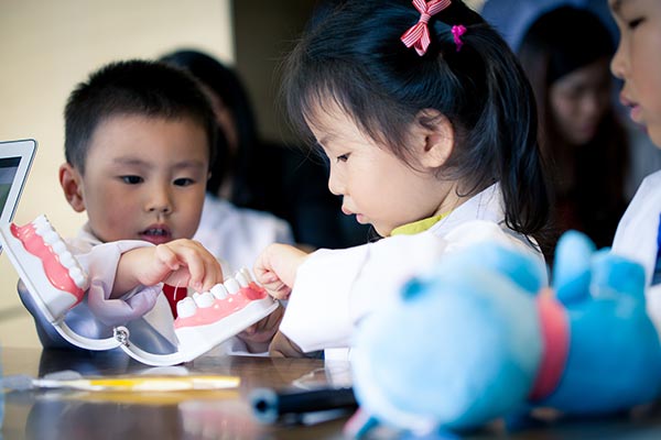 Kids learn about dentistry during a children's day at Malo Dental Clinic in Beijing. (Photo provided to China Daily) Kids learn about dentistry during a children's day at Malo Dental Clinic in Beijing. (Photo provided to China Daily)