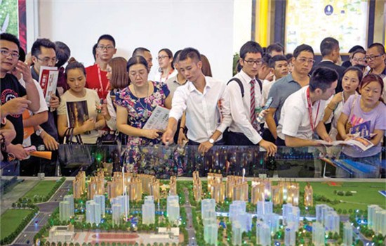 Prospective buyers attend a real estate trade fair in Chengdu, capital of Sichuan province, on Oct 3, 2016. (Photo/For China Daily) Prospective buyers attend a real estate trade fair in Chengdu, capital of Sichuan province, on Oct 3, 2016. (Photo/For China Daily)
