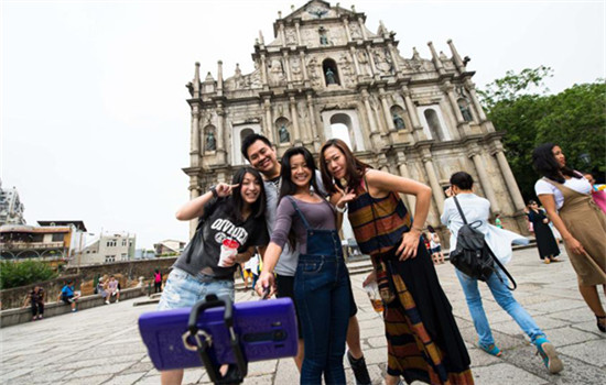Tourists pose for photos at the Ruins of St. Paul's in Macao, South China, Oct 9, 2016. (Photo/Xinhua) Tourists pose for photos at the Ruins of St. Paul's in Macao, South China, Oct 9, 2016. (Photo/Xinhua)