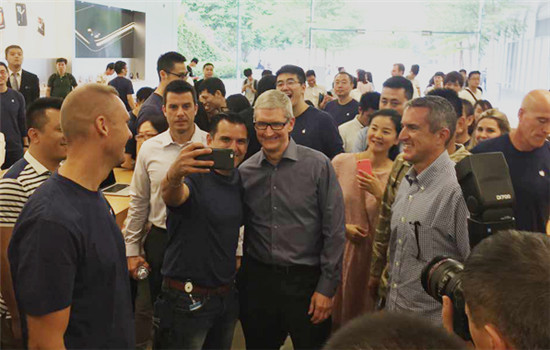 Tim Cook visits an Apple Store in Shenzhen, South China's Guangdong province, on Oct 12, 2016.(Photo by Chai Hua/chinadaily.com.cn) Tim Cook visits an Apple Store in Shenzhen, South China's Guangdong province, on Oct 12, 2016.(Photo by Chai Hua/chinadaily.com.cn)