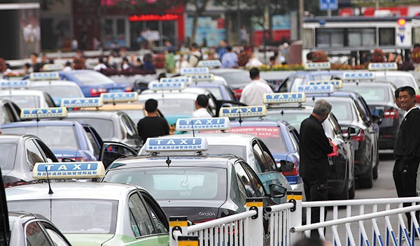 Taxies wait for passengers at the Qingdao railway station on Oct 7, 2016. (Photo by Huang Jiexian/For China Daily) Taxies wait for passengers at the Qingdao railway station on Oct 7, 2016. (Photo by Huang Jiexian/For China Daily)