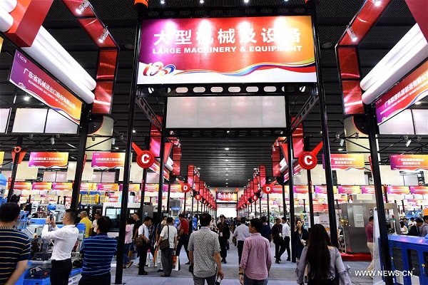 People choose mechanical equipments during the 120th China Import and Export Fair, or the Canton Fair, in Guangzhou, capital of south China's Guangdong Province, Oct. 15, 2016. A total of 24,553 enterprises from home and abroad participated in the fair which kicked off here Saturday. (Xinhua/Lu Hanxin) People choose mechanical equipments during the 120th China Import and Export Fair, or the Canton Fair, in Guangzhou, capital of south China's Guangdong Province, Oct. 15, 2016. A total of 24,553 enterprises from home and abroad participated in the fair which kicked off here Saturday. (Xinhua/Lu Hanxin)