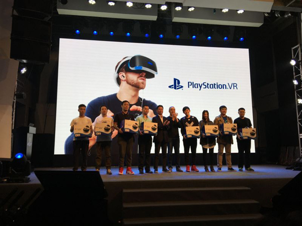 A group of Chinese early adopters, who were invited as user representatives to participate in an event held by Sony PlayStation on October 13, 2016, received the delivery of the newly-launched PS VR on site. (Photo:chinadaily.com.cn/Liu Zheng) A group of Chinese early adopters, who were invited as user representatives to participate in an event held by Sony PlayStation on October 13, 2016, received the delivery of the newly-launched PS VR on site. (Photo:chinadaily.com.cn/Liu Zheng)