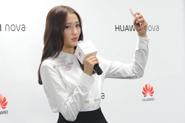 Actress Guan Xiaotong, represents Huawei Technologies Co Ltd, at the release of the company's nova smartphones in Chengdu, capital of Sichuan province. (Photo provided to China Daily) Actress Guan Xiaotong, represents Huawei Technologies Co Ltd, at the release of the company's nova smartphones in Chengdu, capital of Sichuan province. (Photo provided to China Daily)