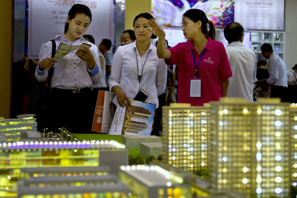 Potential homebuyers visit a housing expo in Chengdu, Sichuan province. (Photo provided to China Daily) Potential homebuyers visit a housing expo in Chengdu, Sichuan province. (Photo provided to China Daily)