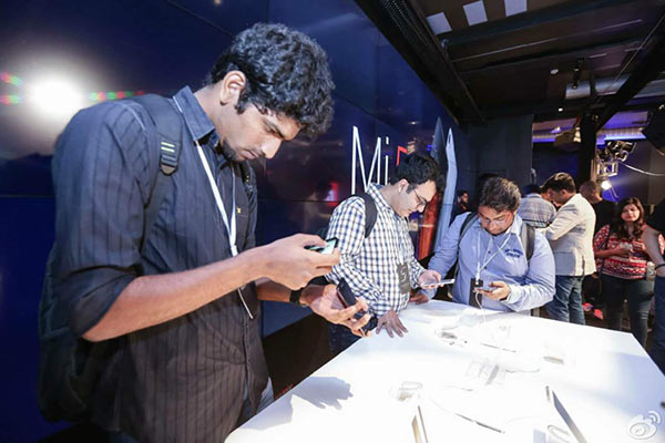 Indian customers experience the Mi 5, Xiaomi's latest flagship devices on March 31, 2016. (Photo provided to chinadaily.com.cn) Indian customers experience the Mi 5, Xiaomi's latest flagship devices on March 31, 2016. (Photo provided to chinadaily.com.cn)