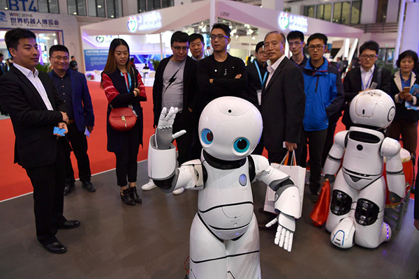 Visitors watch robots for business uses during the 2016 World Robot Conference in Beijing, Oct 20, 2016. (Photo/Xinhua) Visitors watch robots for business uses during the 2016 World Robot Conference in Beijing, Oct 20, 2016. (Photo/Xinhua)