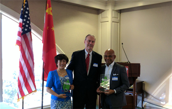 Stella Li (left), president of BYD Motors, David Griffith (center), chairman of the Long Beach-Qingdao Association, and Kenneth McDonald, president and CEO of Long Beach Transit, at the LBQA GreenTech Awards Luncheon. (Provided to China Daily)