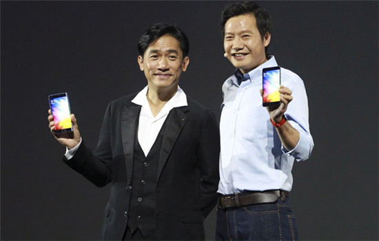Actor Tony Leung Chiu Wai (left) and Lei Jun, founder and CEO of Xiaomi Corp, show Mi Note 2 smartphones with curved OLED screen in Beijing on Tuesday. (Photo by Feng Yongbin/China Daily) Actor Tony Leung Chiu Wai (left) and Lei Jun, founder and CEO of Xiaomi Corp, show Mi Note 2 smartphones with curved OLED screen in Beijing on Tuesday. (Photo by Feng Yongbin/China Daily)