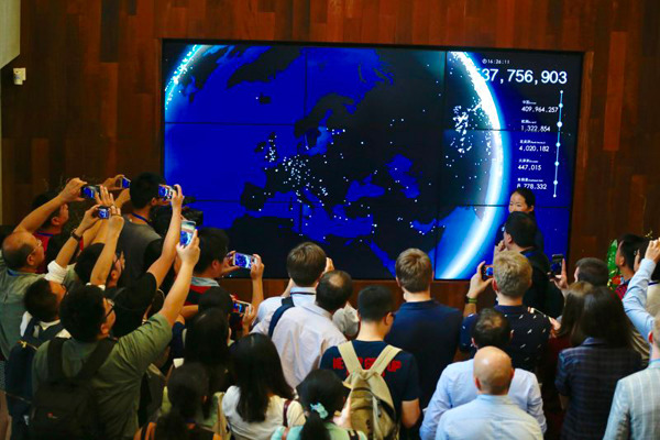 Reporters from Chinese and Russian media outlets visit the headquarters of WeChat in Tianhe district, Guangzhou, Guangdong province, on Oct 28, 2016. (Zhu Xingxin/chinadaily.com.cn) Reporters from Chinese and Russian media outlets visit the headquarters of WeChat in Tianhe district, Guangzhou, Guangdong province, on Oct 28, 2016. (Zhu Xingxin/chinadaily.com.cn)