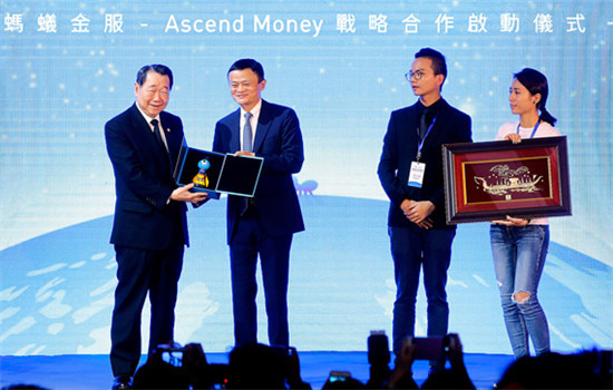 Alibaba's founder Jack Ma (second from left) and Dhanin Chearavanont, chairman and CEO of CP Group, at the launch of the partnership between Ant Financial Services Group and Ascend Money on Tuesday in Hong Kong. (Provided to China Daily) Alibaba's founder Jack Ma (second from left) and Dhanin Chearavanont, chairman and CEO of CP Group, at the launch of the partnership between Ant Financial Services Group and Ascend Money on Tuesday in Hong Kong. (Provided to China Daily)