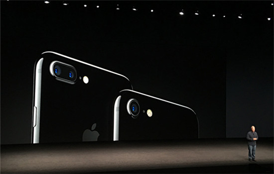 IPhone 7, 7 Plus are introduced on Sept 8, 2016 at Apple's products launch event held in San Francisco, California. (Photo by Liu Zheng/chinadaily.com.cn) IPhone 7, 7 Plus are introduced on Sept 8, 2016 at Apple's products launch event held in San Francisco, California. (Photo by Liu Zheng/chinadaily.com.cn)