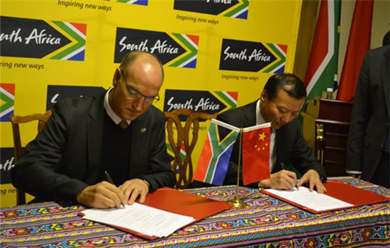 Willem Bestbier (L) and Wang Junbing sign the Memorandum. (Photo by Liu Jian for China Daily) Willem Bestbier (L) and Wang Junbing sign the Memorandum. (Photo by Liu Jian for China Daily)