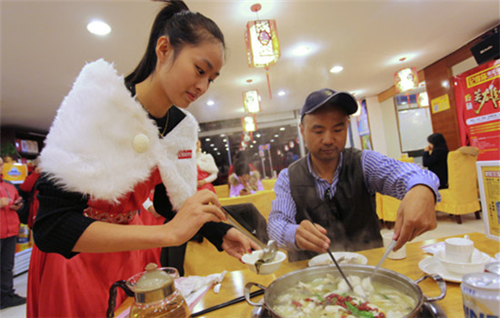 A waitress serves fish at a restaurant in Suzhou, Jiangsu province. (Photo provided to China Daily) A waitress serves fish at a restaurant in Suzhou, Jiangsu province. (Photo provided to China Daily)