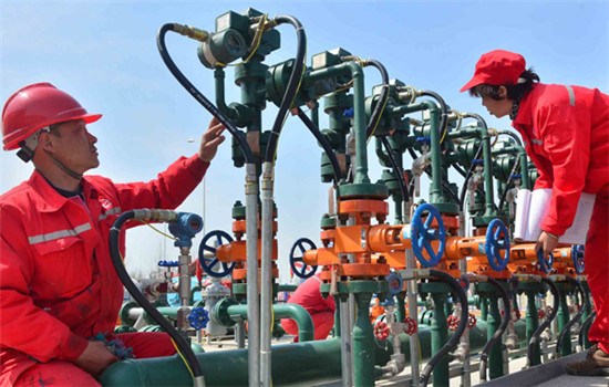 Workers inspect the gas and oil facilities at an oilfield belonging to China Petrochemical Corp in Puyang, Henan province. (TONG JIANG / FOR CHINA DAILY) Workers inspect the gas and oil facilities at an oilfield belonging to China Petrochemical Corp in Puyang, Henan province. (TONG JIANG / FOR CHINA DAILY)