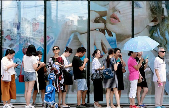 Buyers line up outside a duty free shop which opened in downtown Shanghai, Aug 8, 2016. (YIN LIQIN/FOR CHINA DAILY) Buyers line up outside a duty free shop which opened in downtown Shanghai, Aug 8, 2016. (YIN LIQIN/FOR CHINA DAILY)