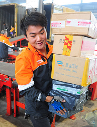 A courier carries packages at a sorting facility of STO Express Ltd in Fuyang, Anhui province, during the Nov 11 shopping festival last year. (Photo/China Daily) A courier carries packages at a sorting facility of STO Express Ltd in Fuyang, Anhui province, during the Nov 11 shopping festival last year. (Photo/China Daily)