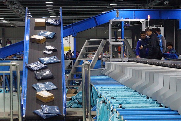Workers monitor an auto-sorting line at a facility of ZTO Express Inc in Shanghai. Courier companies are gearing up for the upcoming Singles Day shopping festival. (Photo provided to China Daily) Workers monitor an auto-sorting line at a facility of ZTO Express Inc in Shanghai. Courier companies are gearing up for the upcoming Singles Day shopping festival. (Photo provided to China Daily)