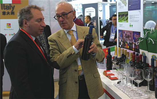 Italian delegates and wine exhibitors are optimistic with their products' future in the emerging western Chinese market with Chengdu as its hub. (Photo/China Daily) Italian delegates and wine exhibitors are optimistic with their products' future in the emerging western Chinese market with Chengdu as its hub. (Photo/China Daily)