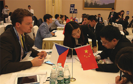 In-depth discussions are held during the 11 sessions of the fair, which attracted 2,800 European companies and some 5,200 Chinese companies. (Photo/China Daily) In-depth discussions are held during the 11 sessions of the fair, which attracted 2,800 European companies and some 5,200 Chinese companies. (Photo/China Daily)