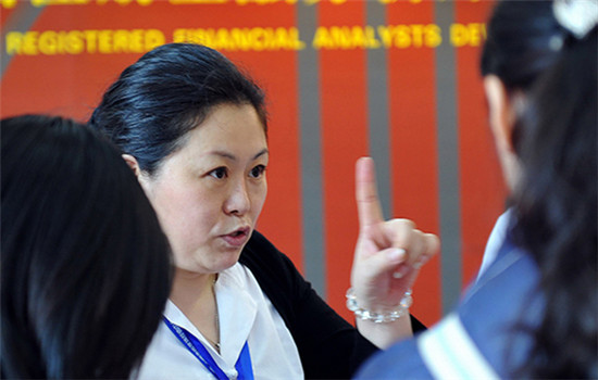 A chartered financial analyst offers investment advice to prospective clients at an international financial expo in Shenzhen, Guangdong province. (Photo provided to China Daily) A chartered financial analyst offers investment advice to prospective clients at an international financial expo in Shenzhen, Guangdong province. (Photo provided to China Daily)