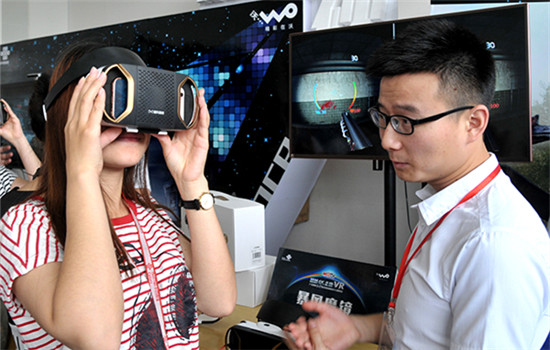 Customers try virtual reality devices at the China Unicom stand at a telecoms exhibition in Guangzhou, Guangdong province. (Photo/China Daily) Customers try virtual reality devices at the China Unicom stand at a telecoms exhibition in Guangzhou, Guangdong province. (Photo/China Daily)