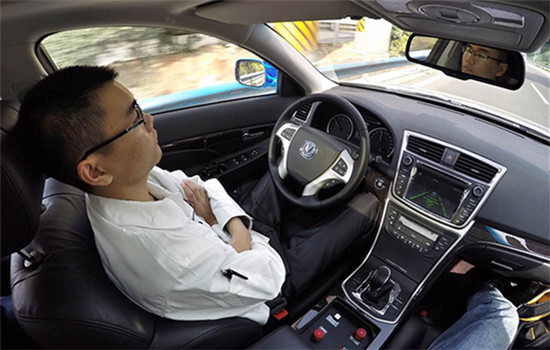 A man uses autonomous driving mode while on his way from Xi'an, capital of Shaanxi province, to Zhengzhou, capital of Henan province. (Photo/China Daily) A man uses autonomous driving mode while on his way from Xi'an, capital of Shaanxi province, to Zhengzhou, capital of Henan province. (Photo/China Daily)
