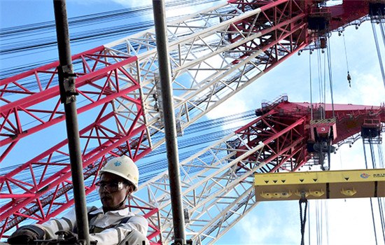 A CNOOC worker sets up scaffolding at a construction site near Qingdao, Shandong province. (Photo/China Daily) A CNOOC worker sets up scaffolding at a construction site near Qingdao, Shandong province. (Photo/China Daily)