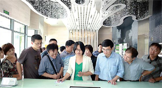 A worker with the Yangpu Cloud Computing Innovation Base in Shanghai briefs visitors on the companies operating in the Shanghai Cloud Computing Tower. (Photo/China Daily) A worker with the Yangpu Cloud Computing Innovation Base in Shanghai briefs visitors on the companies operating in the Shanghai Cloud Computing Tower. (Photo/China Daily)