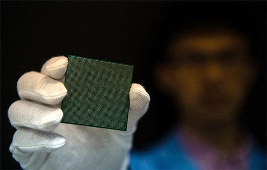An engineer shows off a Sunway TaihuLight chip. The newly developed supercomputer powered by SW26010 processors is more than twice as powerful as the previous No 1 on June 20, 2016.(Photo/Xinhua) An engineer shows off a Sunway TaihuLight chip. The newly developed supercomputer powered by SW26010 processors is more than twice as powerful as the previous No 1 on June 20, 2016.(Photo/Xinhua)